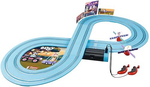 Carrera FIRST Bluey és Bingo versenypálya szett, 2,4 m, 2 távirányítós járművel, kézi vezérlővel és pályaelemekkel