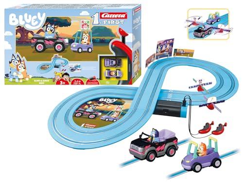 Carrera FIRST Bluey és Bingo versenypálya szett, 2,4 m, 2 távirányítós járművel, kézi vezérlővel és pályaelemekkel