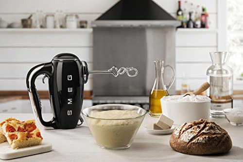 Smeg HMF01BLEU elektromos mixer, 9 sebesség, turbó, sima indítás, 4 habverő, 2 dagasztókar, bevonatos, 250 W (fekete)
